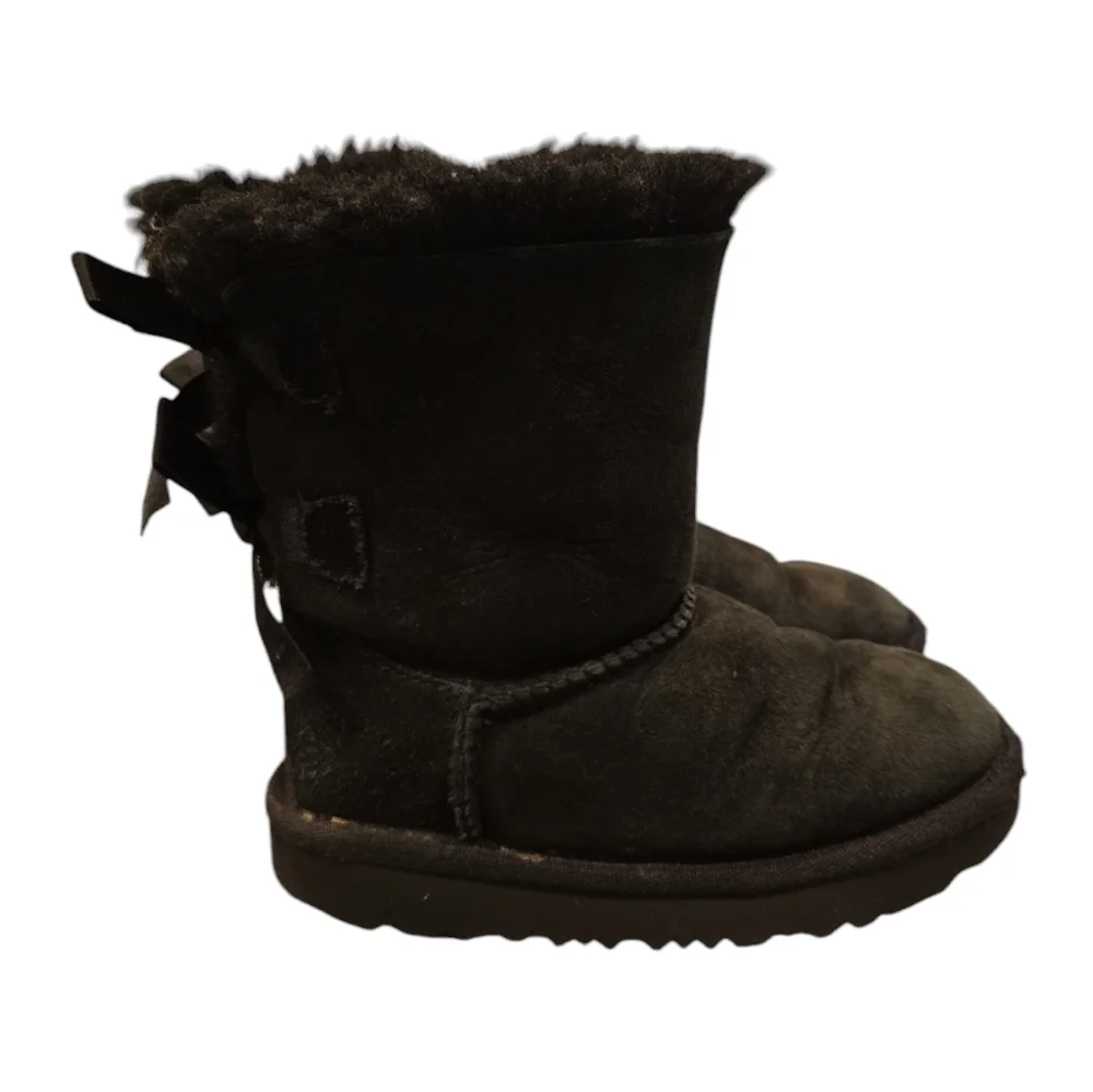 UGG BAILY BOW II BOOTS. SIZE GIRLS 9.